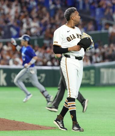 ９回、度会（左）に勝ち越しソロを浴びたマルティネス