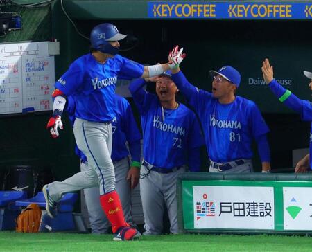 ９回、勝ち越し本塁打を放った度会を迎える相川監督（右端）＝撮影・石井剣太郎