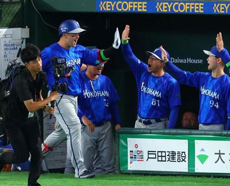 １回、先制本塁打を放った牧は相川監督とタッチを交わす（撮影・石井剣太郎）