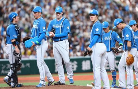 ５回、同点に追いつかれ、マウンドに集まる有原（中央）ら日本ハムナイン（撮影・中島達哉）