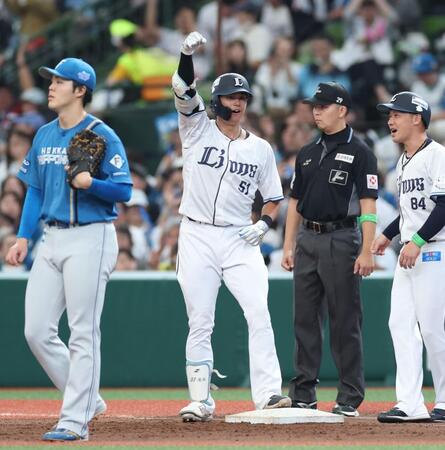 ５回、中前に同点適時打を放ちガッツポーズの西川（撮影・金田祐二）