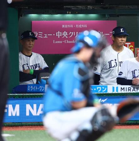 ９回、戦況を見つめる西口監督（左）＝撮影・中島達哉