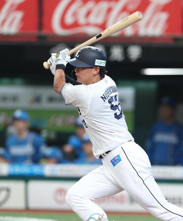 ５回、中前に同点適時打を放つ西川（撮影・金田祐二）