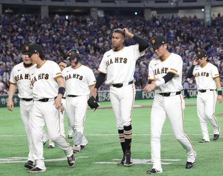 ファンにあいさつをした後、引き揚げるマルティネス（撮影・佐々木彰尚）