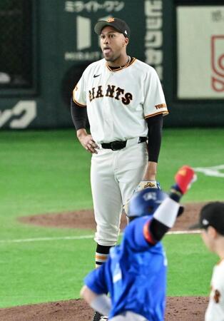 ９回、度会（手前）に勝ち越しソロを浴びたマルティネス