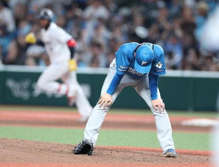 １０回、カナリオにサヨナラ本塁打を浴びがっくりの細野（撮影・金田祐二）
