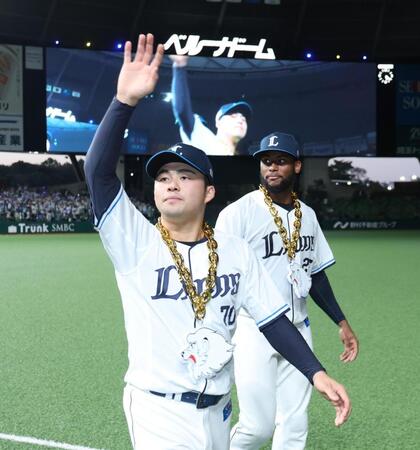 声援に応える豆田（撮影・金田祐二）