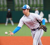 一塁でノックを受ける柴田（撮影・中島達哉）