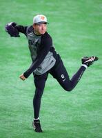 キャッチボールする竹丸（撮影・石井剣太郎）