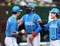 試合前セレモニーで清宮幸（左）肩をたたく新庄監督（中央）＝撮影・中島達哉