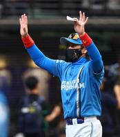 メンバー表を交換し、スタンドのファンに手を振る新庄監督（撮影・中島達哉）
