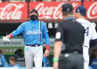 メンバー表交換で笑顔の新庄監督（撮影・金田祐二）