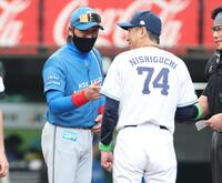 メンバー表交換で笑顔の新庄監督、西口監督（撮影・金田祐二）