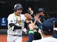 １回、先制ソロを放ちナインに迎えられる平沢（撮影・金田祐二）