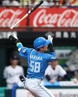 ４回、左越えに逆転２ランを放つ奈良間（撮影・中島達哉）