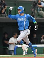 ４回、２ランを放ち、笑顔で本塁に向かう奈良間