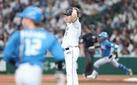 ４回、奈良間に逆転２ランを浴び頭を抱える平良（撮影・金田祐二）
