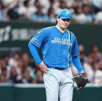 ５回、同点を許し、ベンチに戻る有原（撮影・中島達哉）