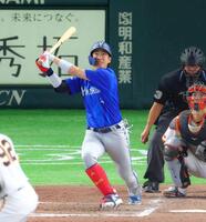 ９回、勝ち越し本塁打を放つ度会（撮影・石井剣太郎）