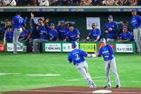 １回、牧の先制本塁打に沸くＤｅＮＡナイン（撮影・石井剣太郎）