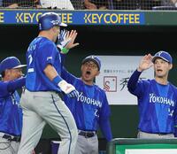 １回、左越えにソロを放った牧を出迎える相川監督（撮影・佐々木彰尚）