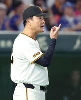 ８回を終え、選手交代を告げる橋上監督代行