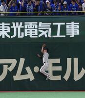 ９回、代打・勝又の左翼への打球を好捕した松本（撮影・佐々木彰尚）