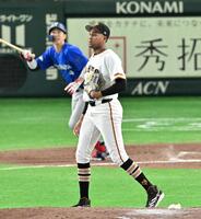 ９回、度会（左）に勝ち越しソロを浴びたマルティネス