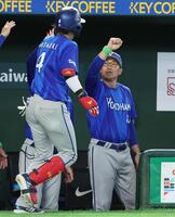 ９回、勝ち越しソロを放った度会（左）を迎える相川監督