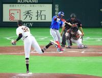 ９回、マルティネスから勝ち越し本塁打を放つ度会（撮影・石井剣太郎）