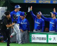 １回、先制本塁打を放った牧は相川監督とタッチを交わす（撮影・石井剣太郎）