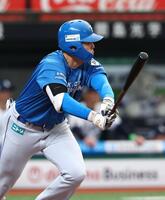 ３回、中前打を放つ柴田（撮影・中島達哉）