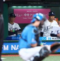 ９回、戦況を見つめる西口監督（左）＝撮影・中島達哉