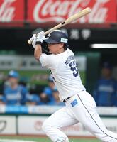５回、中前に同点適時打を放つ西川（撮影・金田祐二）