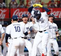 １０回、サヨナラソロを放ち、ナインに迎えられるカナリオ（撮影・中島達哉）