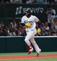 １０回、サヨナラソロを放ち、ダイヤモンドを回るカナリオ（撮影・中島達哉）