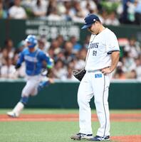 ４回、奈良間（左）に逆転２ランを浴び、肩を落とす平良（撮影・中島達哉）