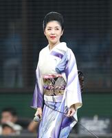 国歌独唱する藤あや子（撮影・金田祐二）