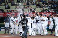 サヨナラ勝ちに喜ぶ西武ナイン（撮影・金田祐二）