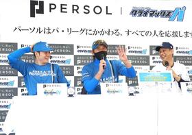 　会見で清宮幸（左）をいじる新庄監督。右は西口監督（撮影・中島達哉）