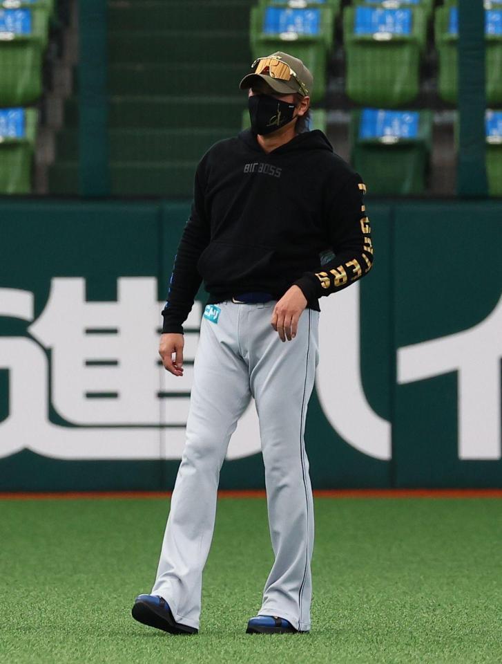 練習を見守る新庄監督（撮影・中島達哉）