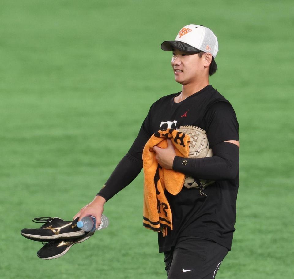 ベンチに戻る井上（撮影・佐々木彰尚）