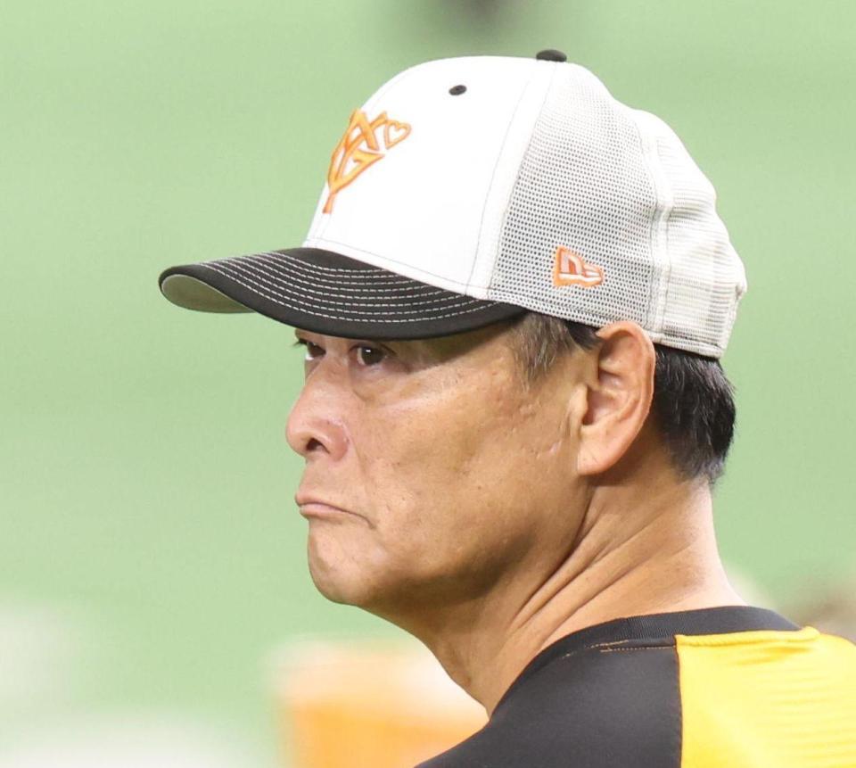 練習を見つめる橋上監督代行（撮影・佐々木彰尚）