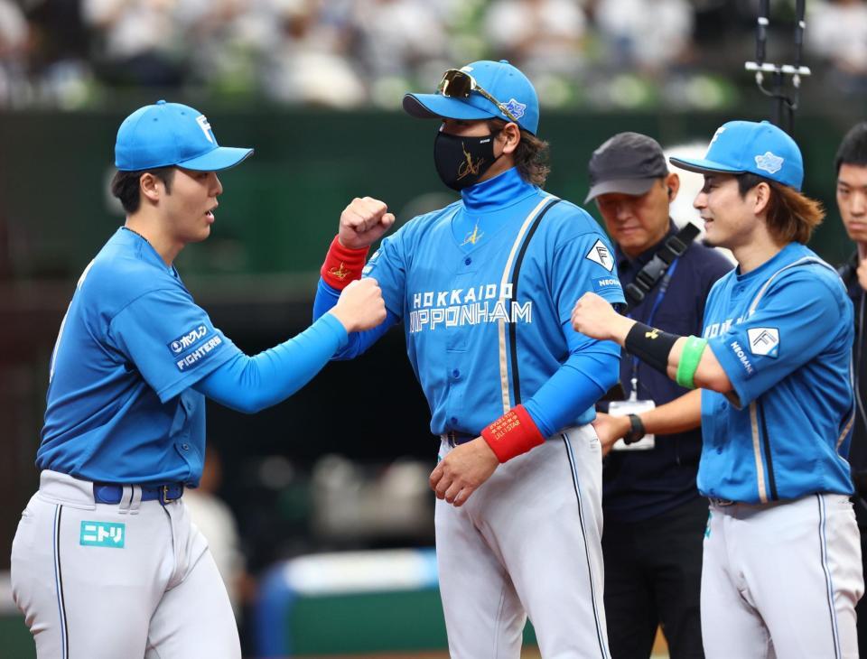 試合前セレモニーで柴田（左）を迎える新庄監督（中央）ら（撮影・中島達哉）