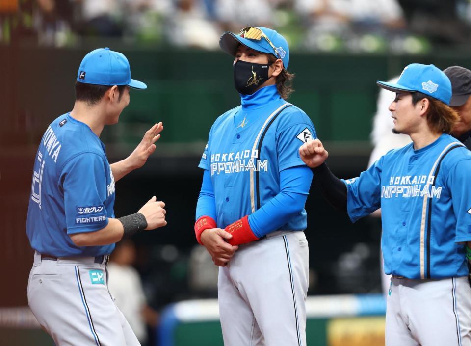 試合前セレモニーで清宮幸（左）のタッチをスルーする新庄監督（中央）＝撮影・中島達哉