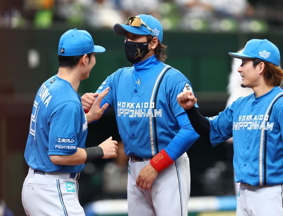 試合前セレモニーで清宮幸（左）肩をたたく新庄監督（中央）＝撮影・中島達哉