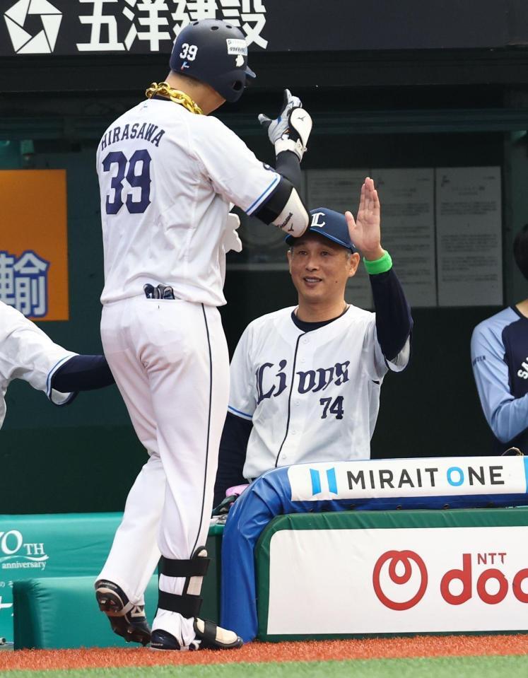 １回、先制ソロを放った平沢（左）を迎える西口監督（撮影・中島達哉）