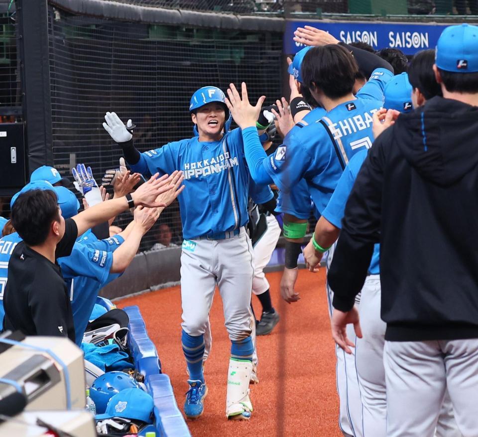 ４回、逆転２ランを放ち、ナインに迎えられる奈良間（撮影・中島達哉）