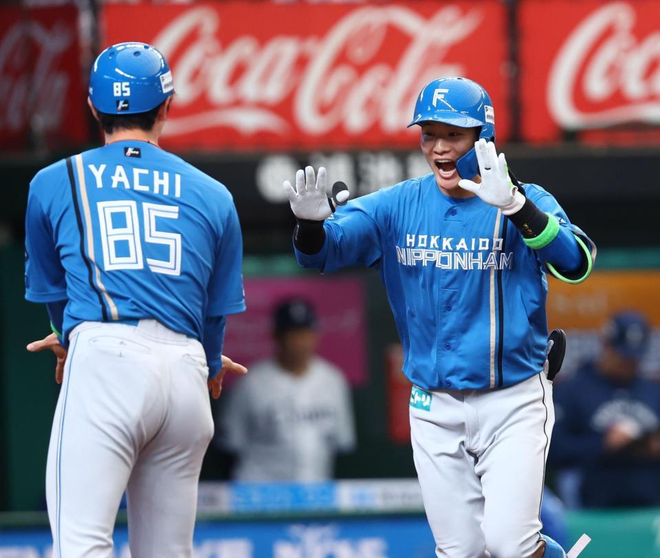 ４回、逆転２ランを放ち、谷内内野守備走塁コーチ（左）に迎えられる奈良間（撮影・中島達哉）