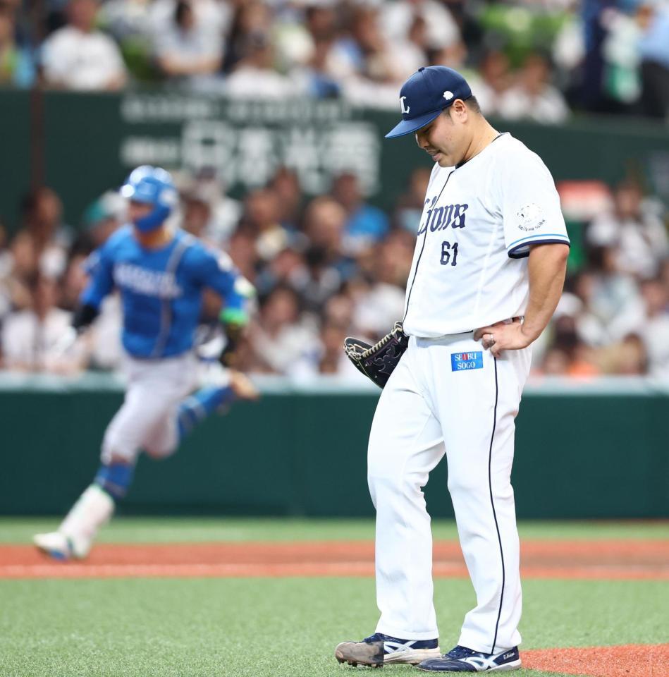 ４回、奈良間（左）に逆転２ランを浴び、肩を落とす平良（撮影・中島達哉）